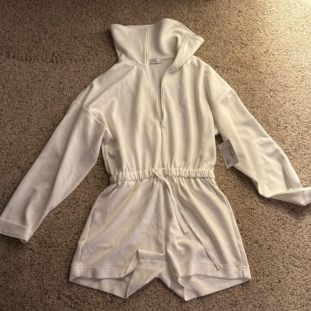 White Romper
Size Medium 
Never Worn, tag still on it